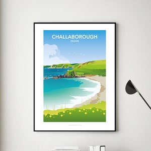 Puede incluir: Una ilustración colorida de una escena de playa con un cielo azul, colinas verdes y una playa de arena con agua turquesa. El texto "CHALLABOROUGH DEVON" está en la parte superior de la imagen.
