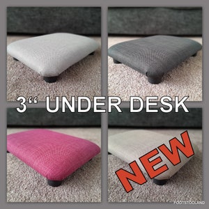 Peut inclure: Quatre repose-pieds recouverts de tissu différents, chacun avec une hauteur de 7,6 cm. Les repose-pieds sont en gris, gris clair, rose et beige. Le texte "3" UNDER DESK" est affiché au centre de l'image. Le texte "NEW" est affiché en rouge dans le coin inférieur droit de l'image.