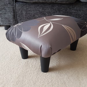 Reposapiés de satén con diseño floral, pequeño reposapiés con patas de madera, tapizado a mano, para cama, regalo para mamá, papá, oficina en casa, taburete debajo de la silla