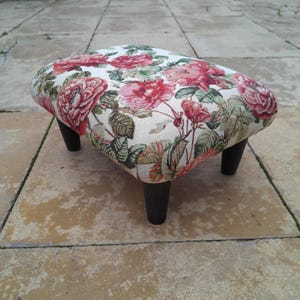 Reposapiés con diseño floral con tachuelas opcionales y patas de madera, escalón de cama con diseño floral victoriano hecho a mano, reposapiés único o asiento bajo