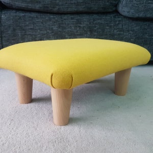 Gele wollen voetenbank look 10-26 cm stevige kleine effen voetenbank met houten poten / gestoffeerde kruk handgemaakte voetensteun bed stap leerling kantoor