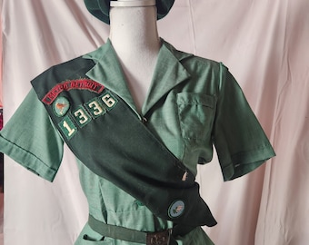 vintage girls scout complete uniform. antique girlscout costume. Vintage girlscout badge. Antique girlscout beret. 1960s girlscout uniform