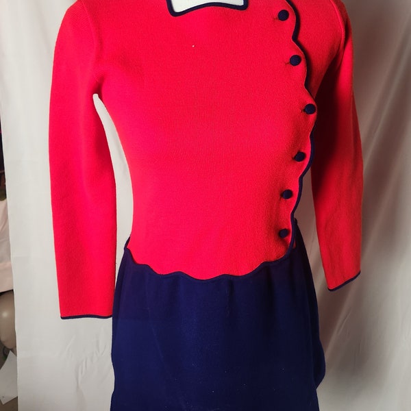 robe et cape mcm vintage rouges et bleues. minijupe vintage