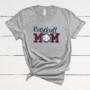 Könnte beinhalten: Graues T-Shirt mit dem Text "Baseball Mom" in Blau und Rot. Das "M" in Mom ist ein rot-schwarzes Karomuster mit einem Baseball in der Mitte.