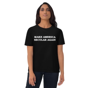 Può includere: Una t-shirt nera a maniche corte con il testo bianco "MAKE AMERICA SECULAR AGAIN" stampato in un carattere serif in grassetto e maiuscolo sul petto. Il capo presenta un classico girocollo e una vestibilità standard, offrendo un look pulito.