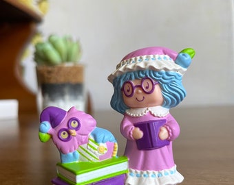 Plum Puddin’ Reading to Elderberry Owl PVC Mini 1984 -Strawberryland Miniatures