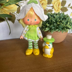 Muntkleurige tulppop met kleine wilde eend - Strawberry Shortcake International Friend - Vintage Kenner jaren 80