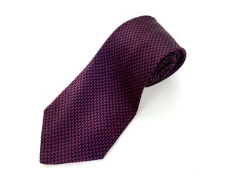 100% SILK vintage tie. Dark red/burgundy and navy. Medium width. Discrete design. Excellent condition.