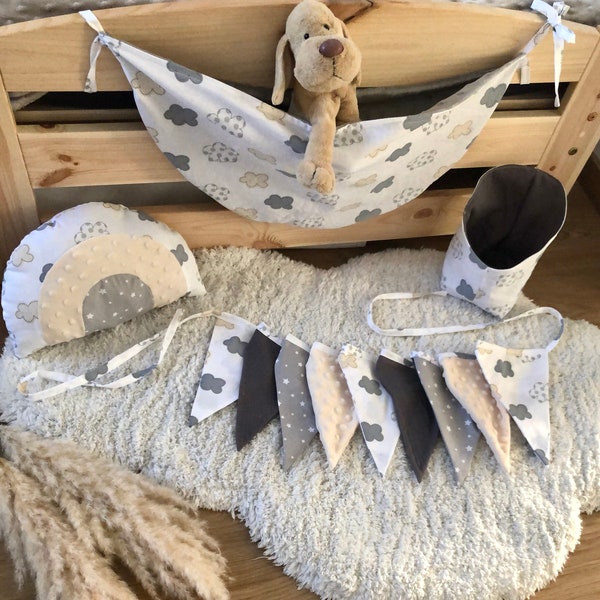 Décoration chambre bebe enfant coussin arc-en-ciel hamac à doudou guirlande de fanions panière de rangement motifs nuages gris beige