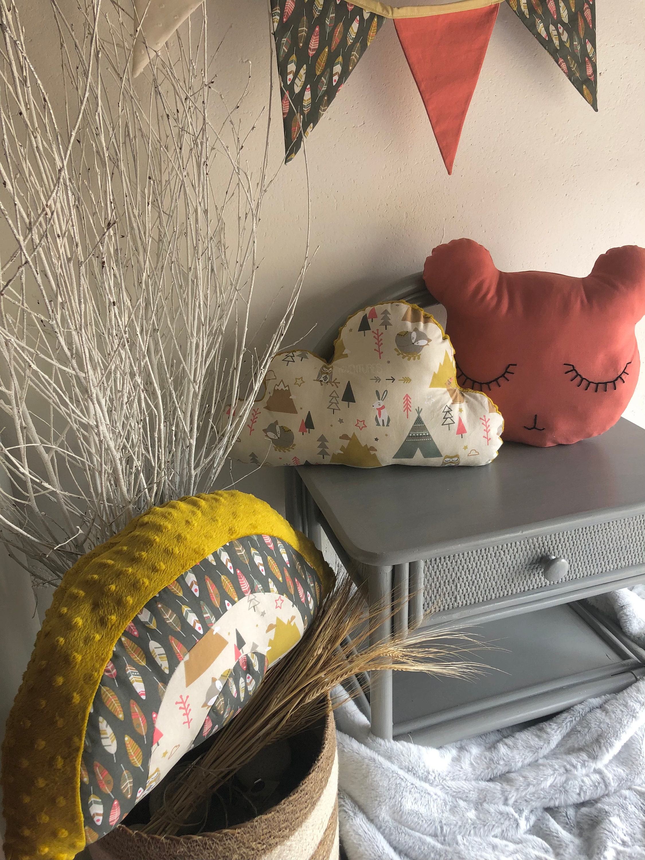 Ensemble Décoration Chambre Enfant Animaux de La Forêt et Plumes/Coussin Décoratif Tête d'ours Arc-E