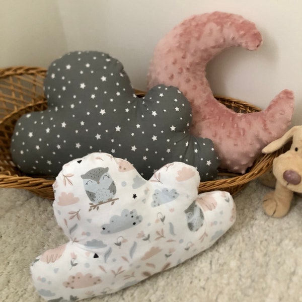 Décoration chambre bébé enfant coussins forme nuage lune guirlande de fanions motifs chouettes lapins étoiles rose poudré gris