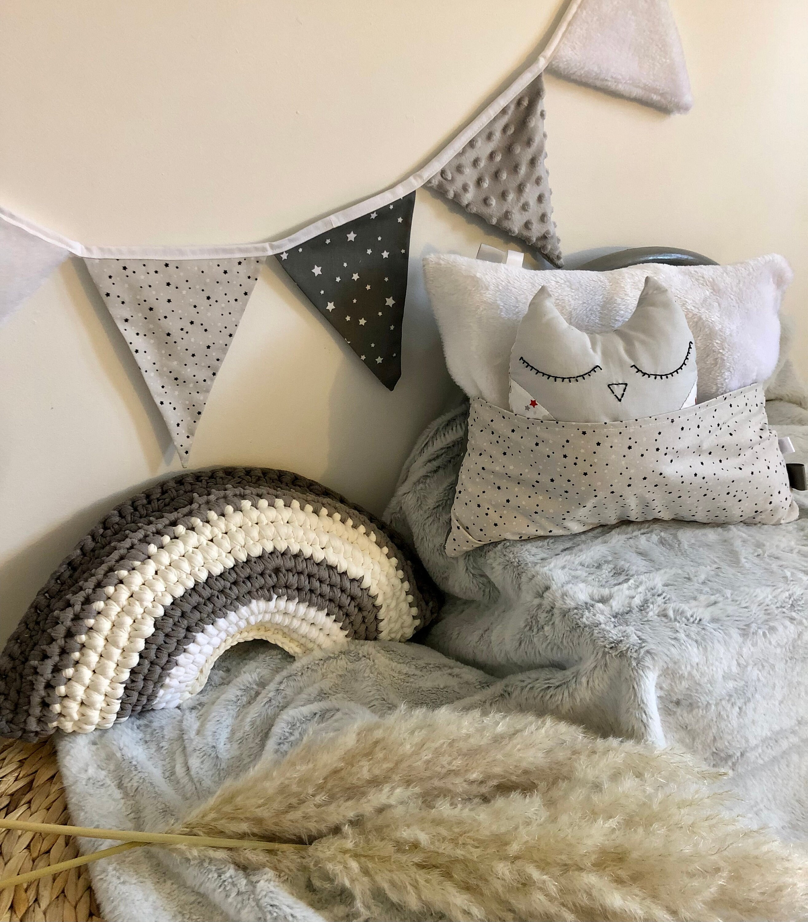 Ensemble Décoration Chambre Enfant Étoiles Gris et Blanc/Coussin Range Pyjama Arc-En-Ciel Guirlande 