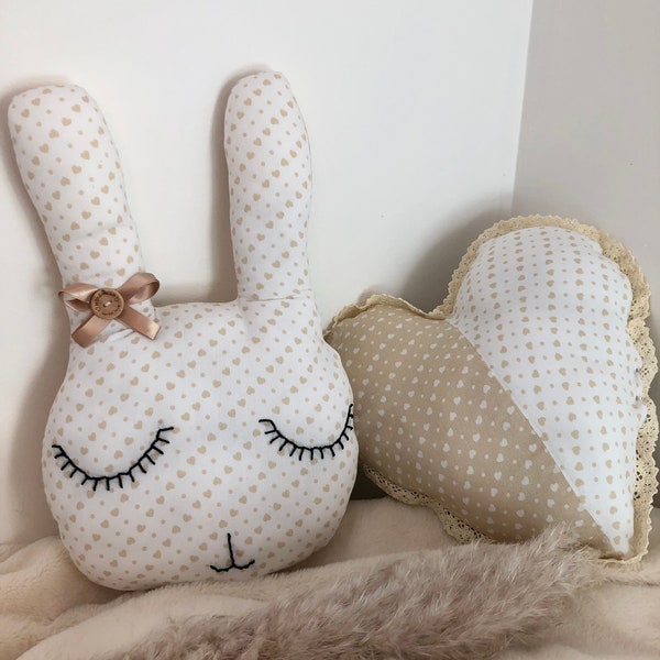 Coussins décoratifs pour chambre d’enfant forme coeur et tête de lapin motifs petits cœurs blanc et beige