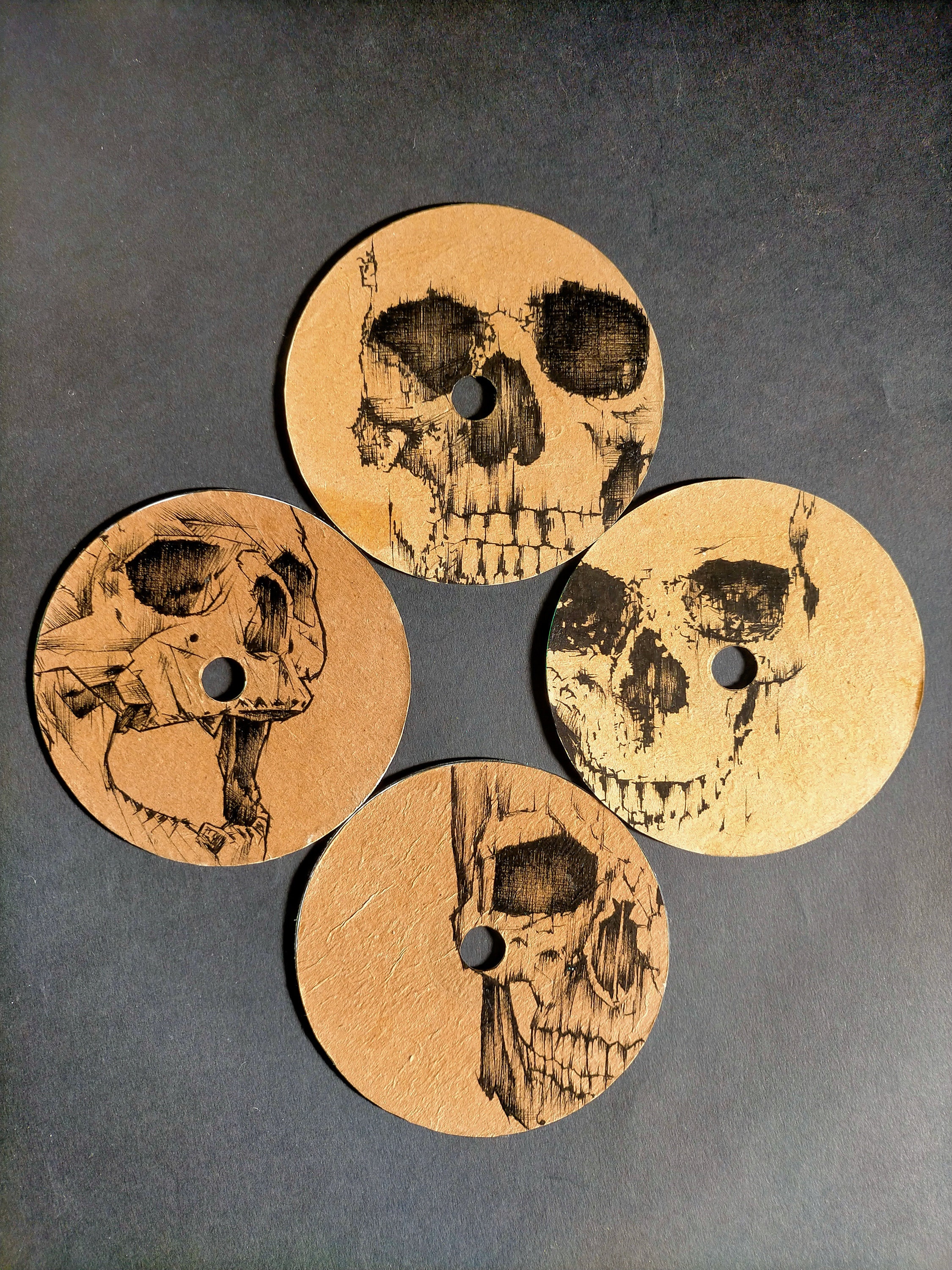 Set de 4 Sous Verres Materiel Recyclé Papier Craft et Cd-Rom Skull Tattoo