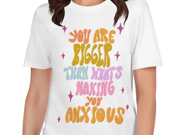 Du är så mycket större än det som gör dig ångestfylld. Kortärmad unisex-t-shirt | Ångesttröja | Ångesttröja | Mental hälsa-tröja