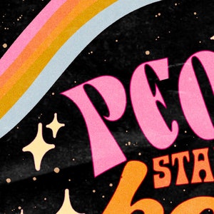 Puede incluir: Un dise&ntilde;o gr&aacute;fico retro con un arco&iacute;ris y estrellas sobre un fondo negro. El texto "People stay here" est&aacute; en una fuente en negrita y colorida.