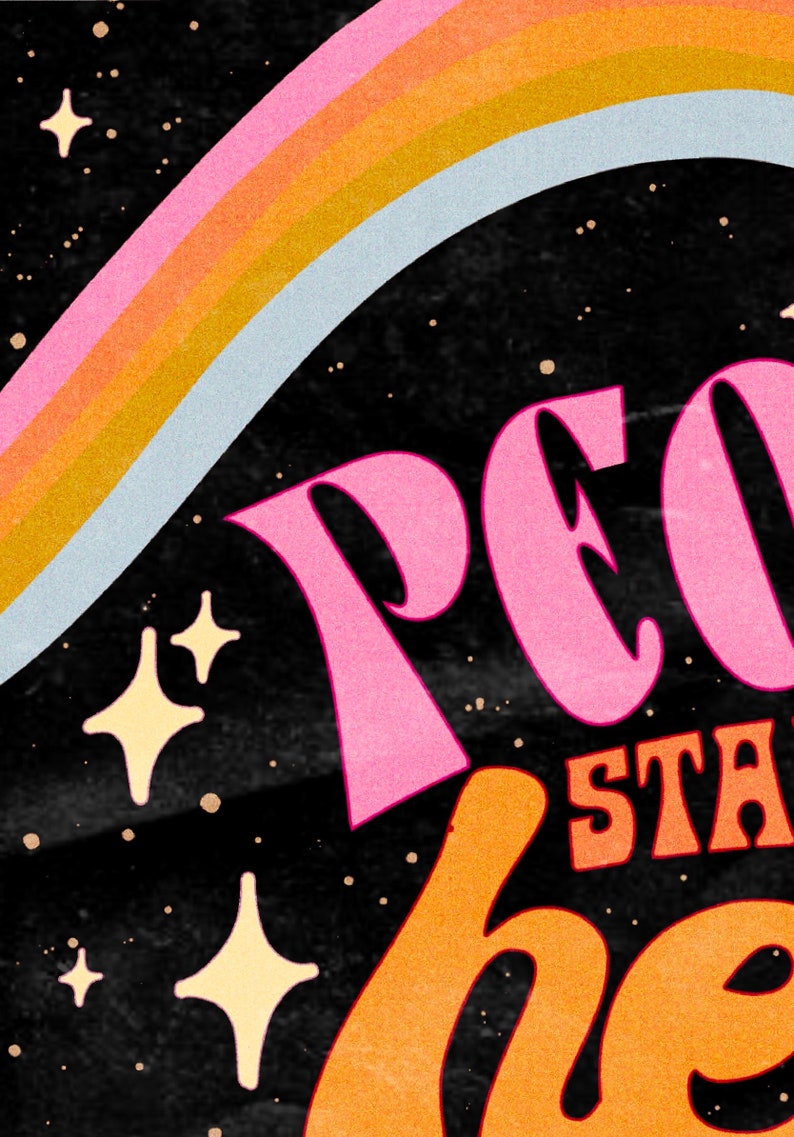 Puede incluir: Un dise&ntilde;o gr&aacute;fico retro con un arco&iacute;ris y estrellas sobre un fondo negro. El texto "People stay here" est&aacute; en una fuente en negrita y colorida.