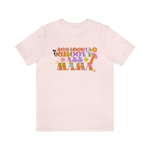 Somebody's Groovy Ass Mama | Groovy Moms-shirt | Groovy mama-shirt | Hippie mama shirt | Jaren '70 moedershirt | Mama-shirt | Moederdagcadeau Sh Soft Pink