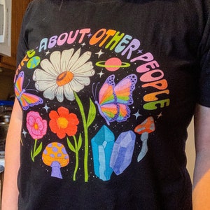 他人を気遣う半袖ユニセックスTシャツ | 他人を気遣うシャツ | 親切なシャツ | 70年代グラフィックTシャツ | ヒッピーシャツ