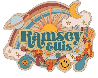 Könnte beinhalten: Eine Illustration im Retro-Stil mit einem Regenbogen, Sonne, Mond und Sternen. Der Text "Ramsey & Ellis" ist in blauer Schrift mit einem groovigem Stil.