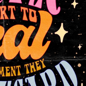 Puede incluir: Un gr&aacute;fico de estilo retro con el texto "La gente comienza a sanar en el momento en que descarta" en una fuente colorida y en capas. El fondo es negro con un efecto de cielo estrellado.