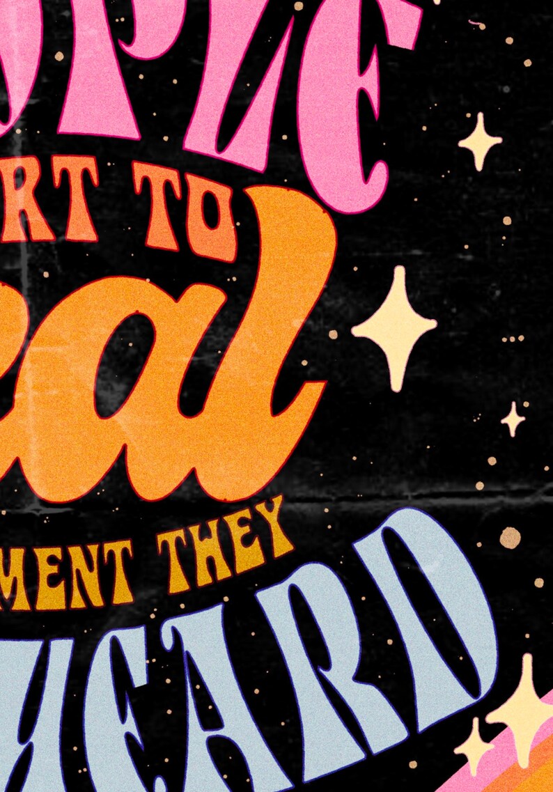 Puede incluir: Un gr&aacute;fico de estilo retro con el texto "La gente comienza a sanar en el momento en que descarta" en una fuente colorida y en capas. El fondo es negro con un efecto de cielo estrellado.