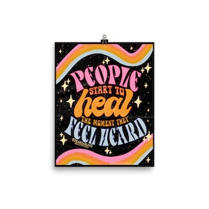Puede incluir: Un p&oacute;ster negro con un dise&ntilde;o retro que presenta un arco&iacute;ris y estrellas. El texto en el p&oacute;ster dice "People start to heal the moment they feel heard."