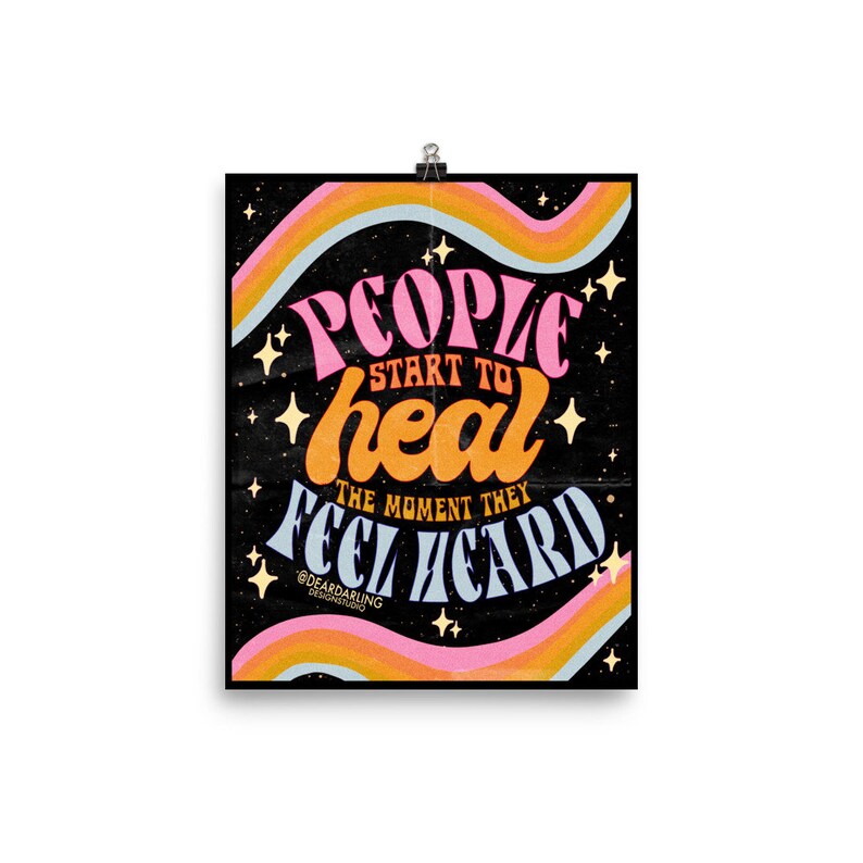 Puede incluir: Un p&oacute;ster negro con un dise&ntilde;o retro que presenta un arco&iacute;ris y estrellas. El texto en el p&oacute;ster dice "People start to heal the moment they feel heard."