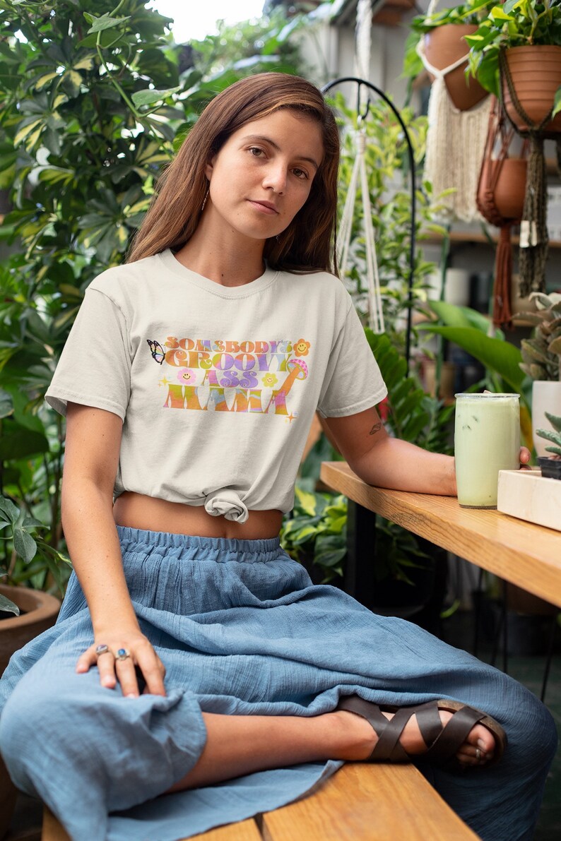 Somebody's Groovy Ass Mama | Groovy Moms-shirt | Groovy mama-shirt | Hippie mama shirt | Jaren '70 moedershirt | Mama-shirt | Moederdagcadeau Sh afbeelding 2