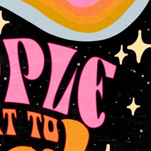 Puede incluir: Texto rosa y naranja sobre un fondo negro con estrellas blancas. El texto dice "People that to" con la palabra "People" en una fuente grande y estilizada.