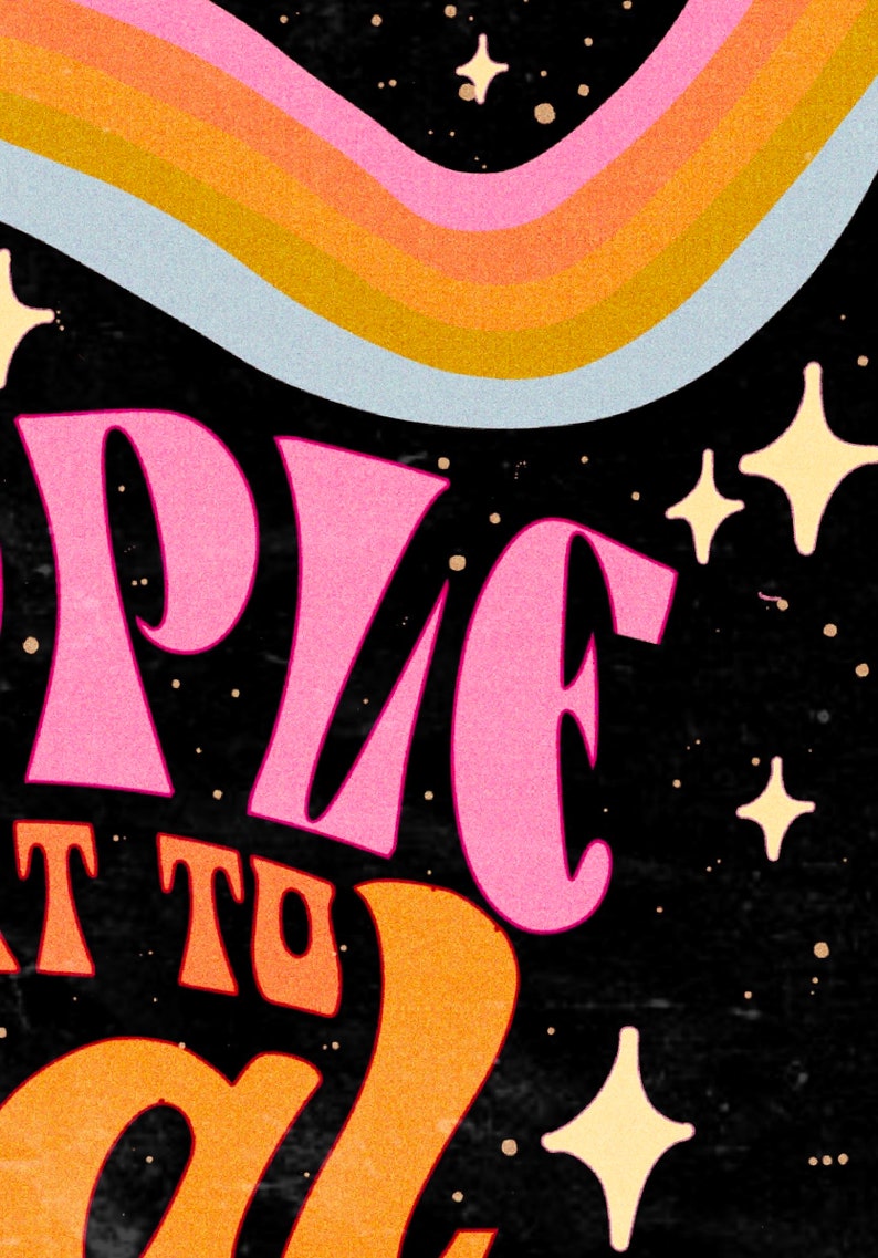 Puede incluir: Texto rosa y naranja sobre un fondo negro con estrellas blancas. El texto dice "People that to" con la palabra "People" en una fuente grande y estilizada.