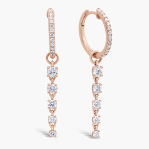 Pendientes colgantes de aro de oro de 14 quilates con diamantes y moissanita.