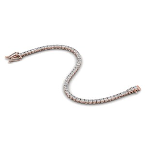 Puede incluir: Pulsera de tenis de oro rosa con una fila de diamantes redondos brillantes. La pulsera tiene un cierre seguro y se muestra sobre un fondo blanco. Una pieza de joyer&iacute;a cl&aacute;sica.