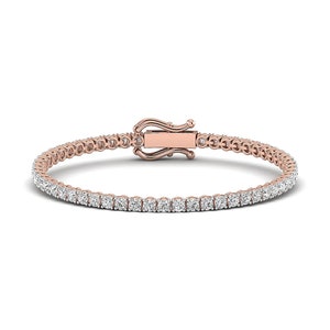 Puede incluir: Pulsera de tenis de oro rosa con una fila de diamantes blancos brillantes. La pulsera tiene un cierre seguro. Una joya elegante, un accesorio cl&aacute;sico y un dise&ntilde;o atemporal para cualquier ocasi&oacute;n.