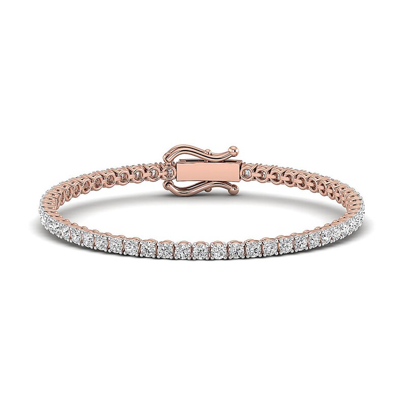 Puede incluir: Pulsera de tenis de oro rosa con una fila de diamantes blancos brillantes. La pulsera tiene un cierre seguro. Una joya elegante, un accesorio cl&aacute;sico y un dise&ntilde;o atemporal para cualquier ocasi&oacute;n.