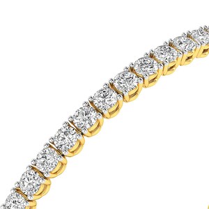 Puede incluir: Una pulsera de tenis dorada con diamantes redondos y transparentes engastados en garras individuales. La pulsera se muestra sobre un fondo blanco, resaltando el brillo de las piedras preciosas. Una pieza de joyer&iacute;a cl&aacute;sica.