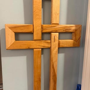 Kreuz aus massivem Ahornholz, gewebtes Muster
