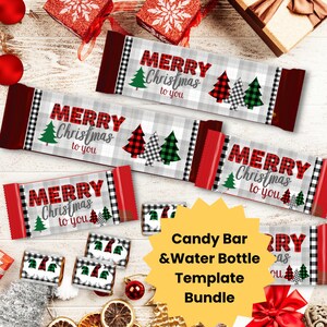 Könnte beinhalten: Druckbare Etiketten für Weihnachts-Schokoriegel und Wasserflaschen mit einem rot-schwarzen Buffalo-Karomuster und grünen und weißen Weihnachtsbäumen. Die Etiketten sagen "Frohe Weihnachten an dich".