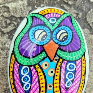 Bemalter Eulenstein | Eule Rock art | Bunt bemalter Stein Eule | Bunte Eule kunst | Stein eule |perfekt für Eulenliebhaber| Stein Eule | Gift für Mama