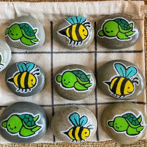 Juego de tres en raya con piedras personalizado: recuerdo de viaje para fiestas infantiles