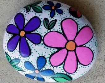 Rocas pintadas con flores: decoración de jardín caprichosa