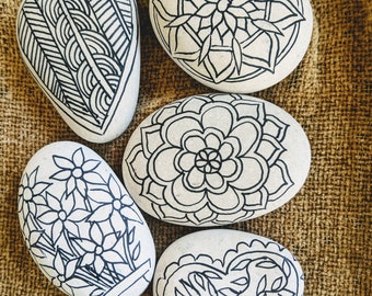 Kit de roches peintes : créations Zentangle, coloriage pour adulte, coeurs