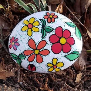 Blume Bemalter Stein, Dekorativer Gartenakzent, bunte Blumendekoration, wunderlich bemalter Gartenfelsen, Geschenk für Gärtner, Geschenk für Mama