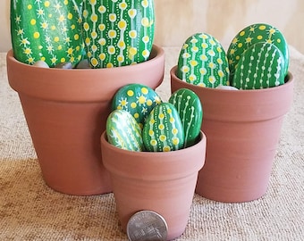 Cactus rocheux peint à la main : décoration d&#39;intérieur d&#39;art en pierre du désert