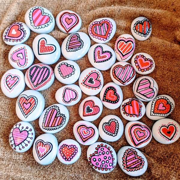 Pequeñas rocas decorativas del corazón, imanes de refrigerador pintados a mano, regalo perfecto para el día de San Valentín, corazón de conversación único Piedra pintada /