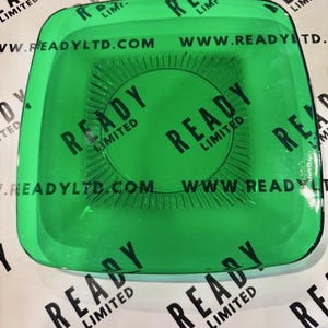 Può includere: Un vassoio di plastica verde trasparente di forma quadrata. Il vassoio ha angoli arrotondati e un design circolare al centro. Le parole "READY LIMITED" e "WWW.READYLTD.COM" sono stampate in nero.