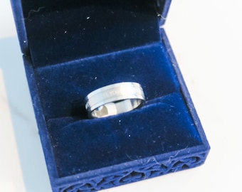 ANELLO Anello in acciaio inossidabile con scritta "Ti sento anche quando chiudo gli occhi"