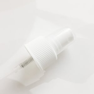 Puede incluir: Tapa de botella de spray de plástico blanco con una boquilla de pulverización fina.