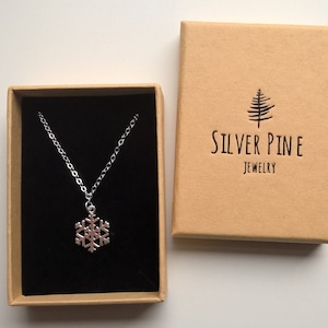 Collana fiocco di neve in argento sterling, collana con ciondolo fiocco di neve ghiacciato, gioielli natalizi invernali, collana minimalista delicata, regalo per lei