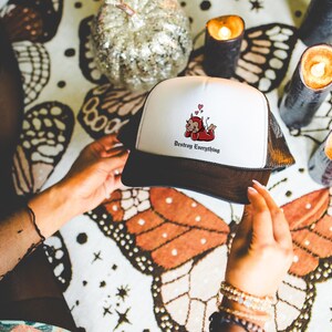 Gorra de camionero con el divertido mensaje "Destroy Everything", divertida gorra para salidas informales, accesorio para disfraz de Halloween, regalo para amigos, estilo retro